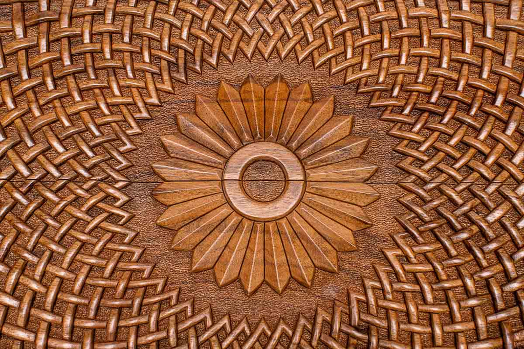 Close-up of the interlaced infinity carving