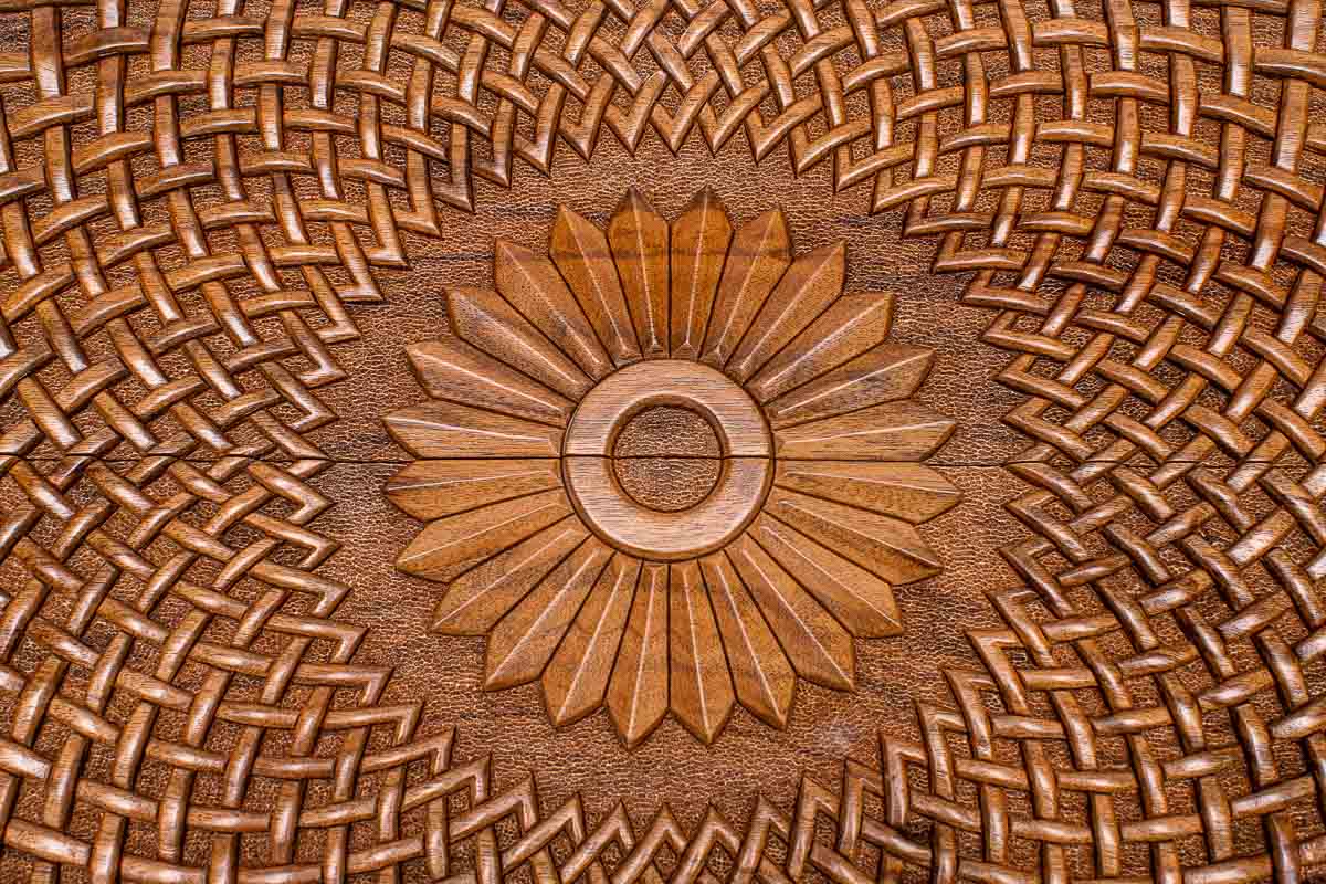 Close-up of the interlaced infinity carving