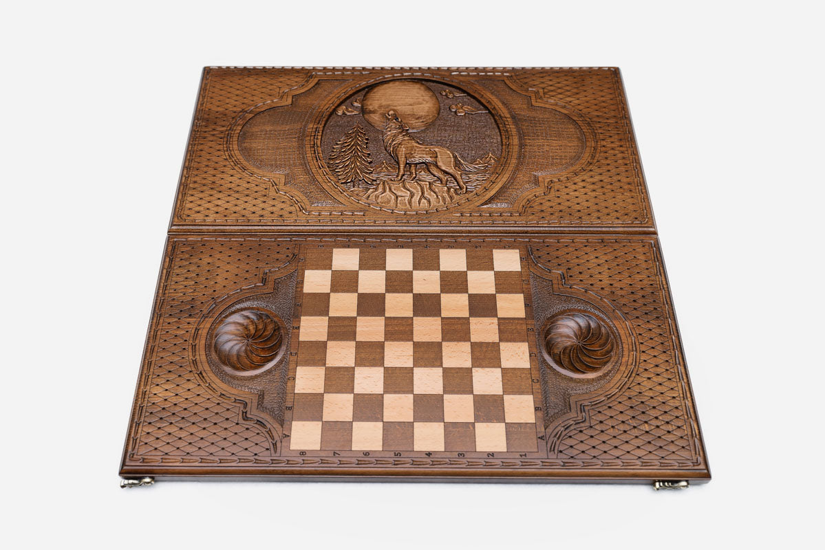 Snarling wolf backgammon set folded, bared teeth showing