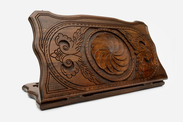 Armenian backgammon set carved with the arevakhach eternity sign