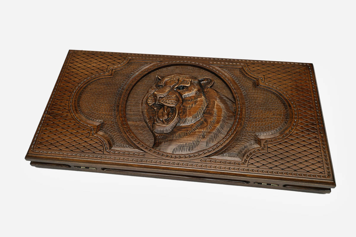 Tiger backgammon set with 32 beech and walnut checkers, dice and carrying bag