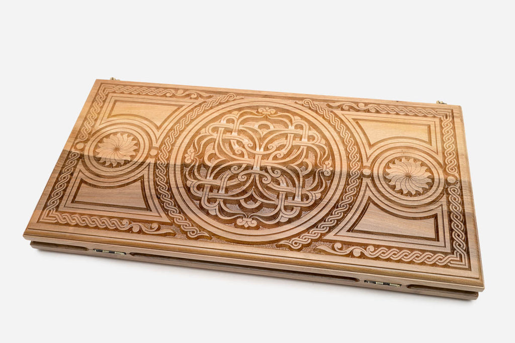Central ornament backgammon set with 32 beech and walnut checkers, dice and carrying bag