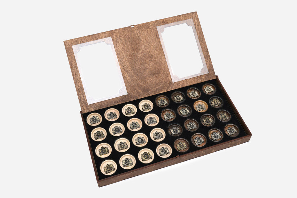 Open felt-lined tray of Georgian coat of arms backgammon checkers