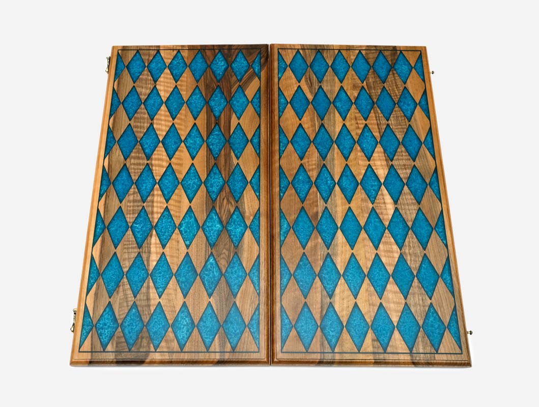 The board opened to the full 60 cm playing field with blue points and carved ornaments