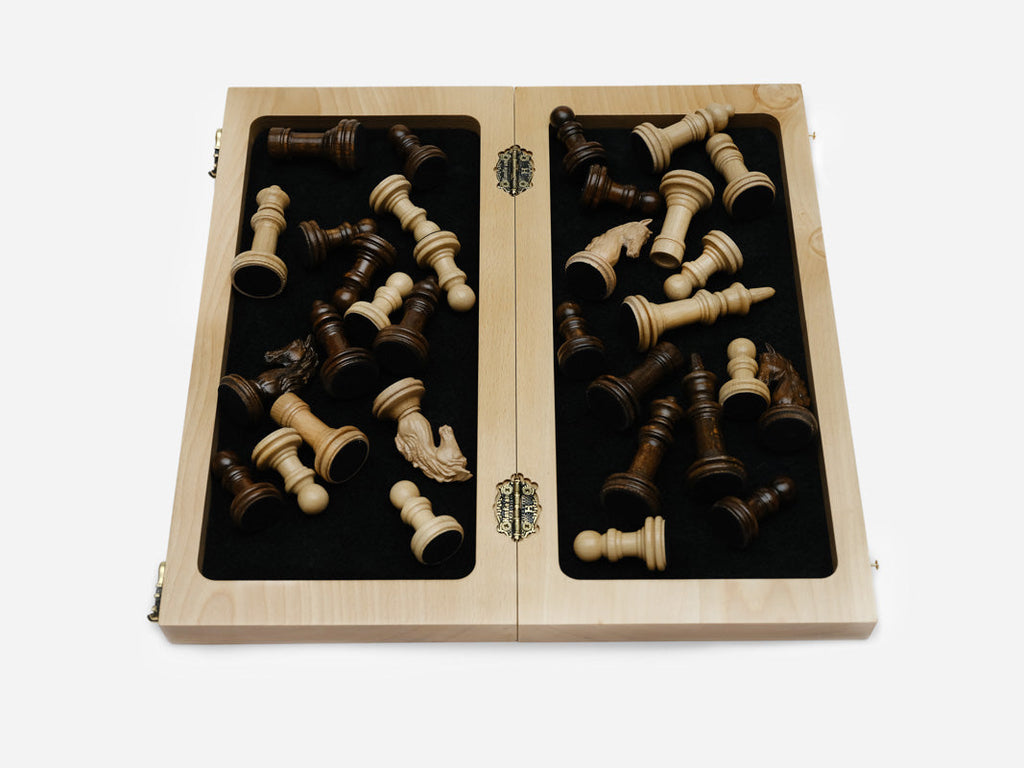 Classic chess set with 32 wooden pieces in beech and walnut