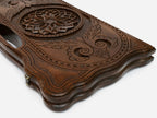 The cut-out carry handle and the upper carving of the lid