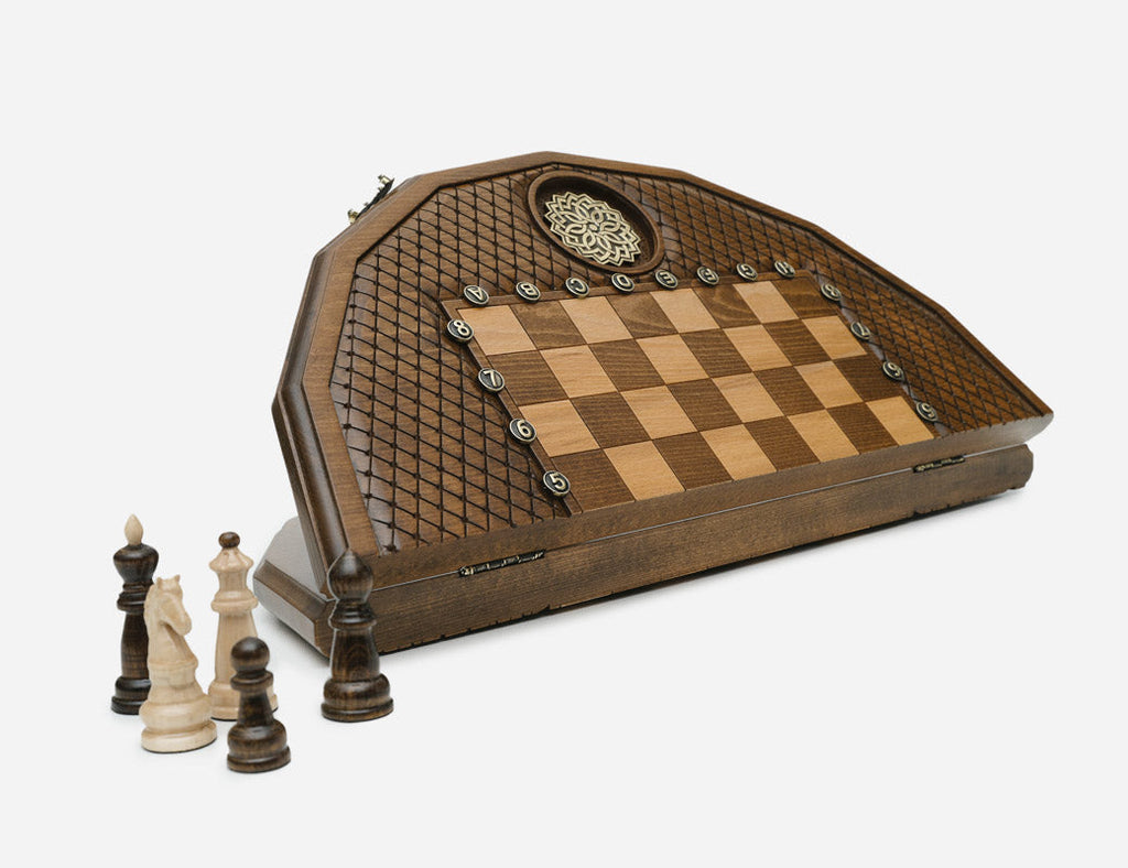 Luxury chess set with a sixteen-corner carved design