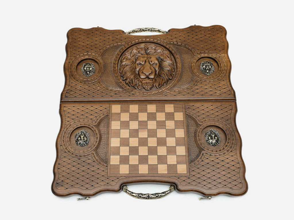 The lion emblem embroidered on the carrying bag