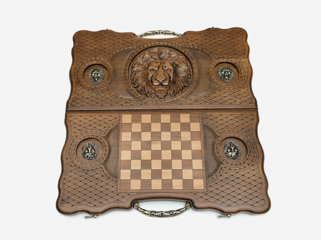 The lion emblem embroidered on the carrying bag