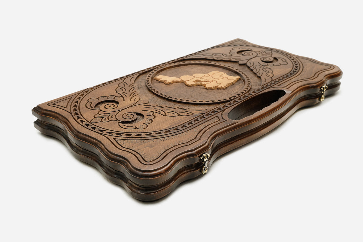 The cut-out carry handle and the upper carving of the lid