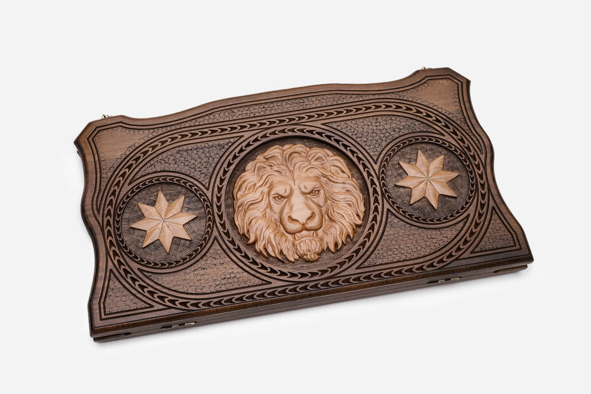 Lion and octagon backgammon set with 32 beech and walnut checkers and dice
