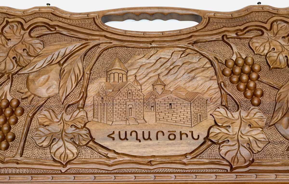 The cut-out carry handle and the upper carving of the lid