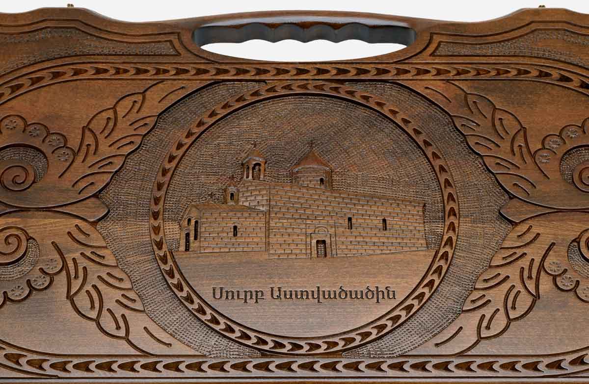 The cut-out carry handle and the upper carving of the lid