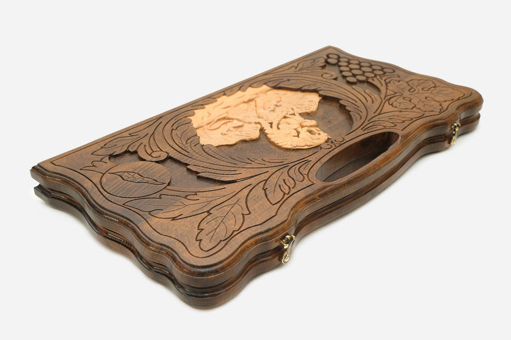 The cut-out carry handle and the upper carving of the lid