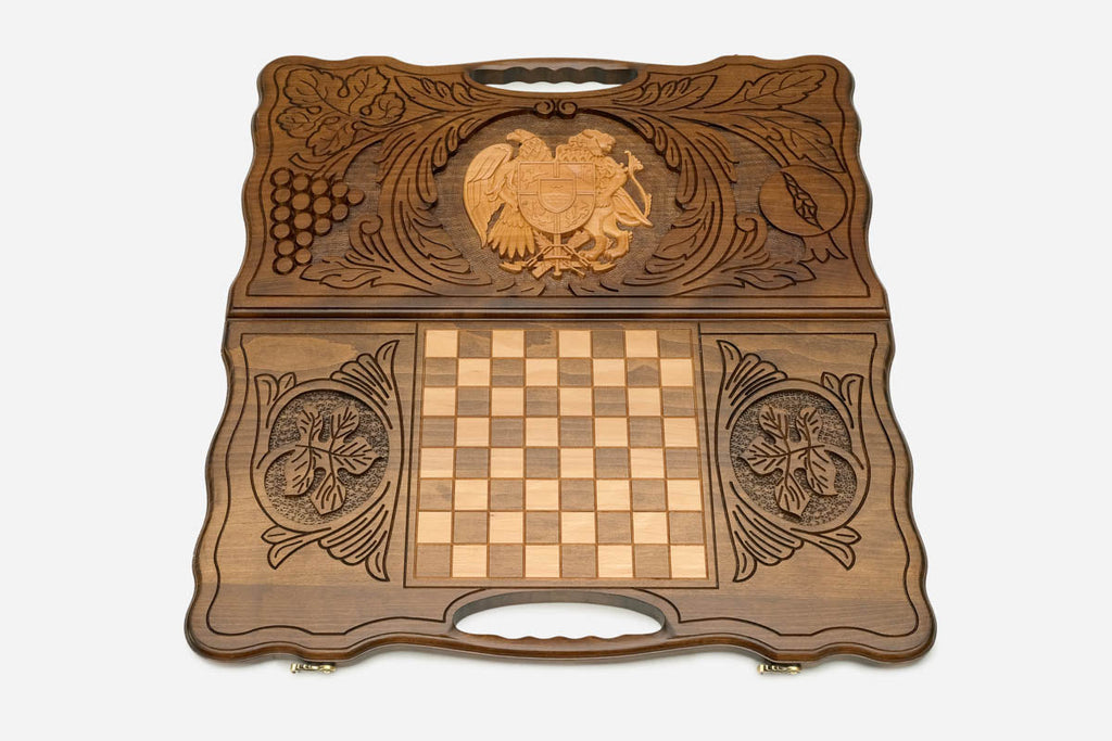 The cut-out carry handle and the upper carving of the lid