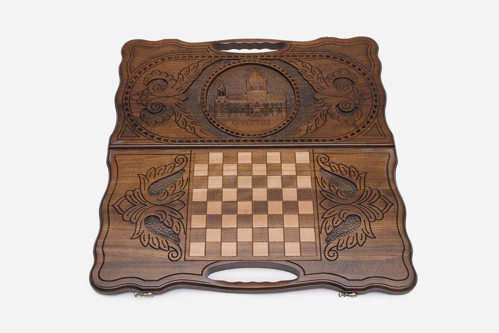 The cut-out carry handle and the upper carving of the lid