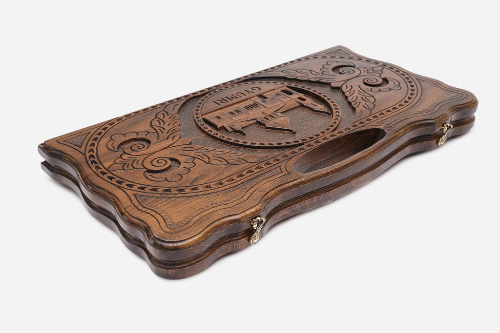 The cut-out carry handle and the upper carving of the lid