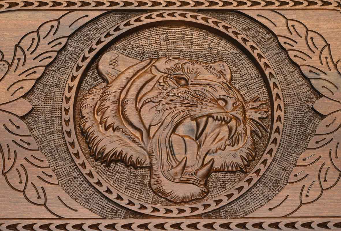 The cut-out carry handle and the upper carving of the lid