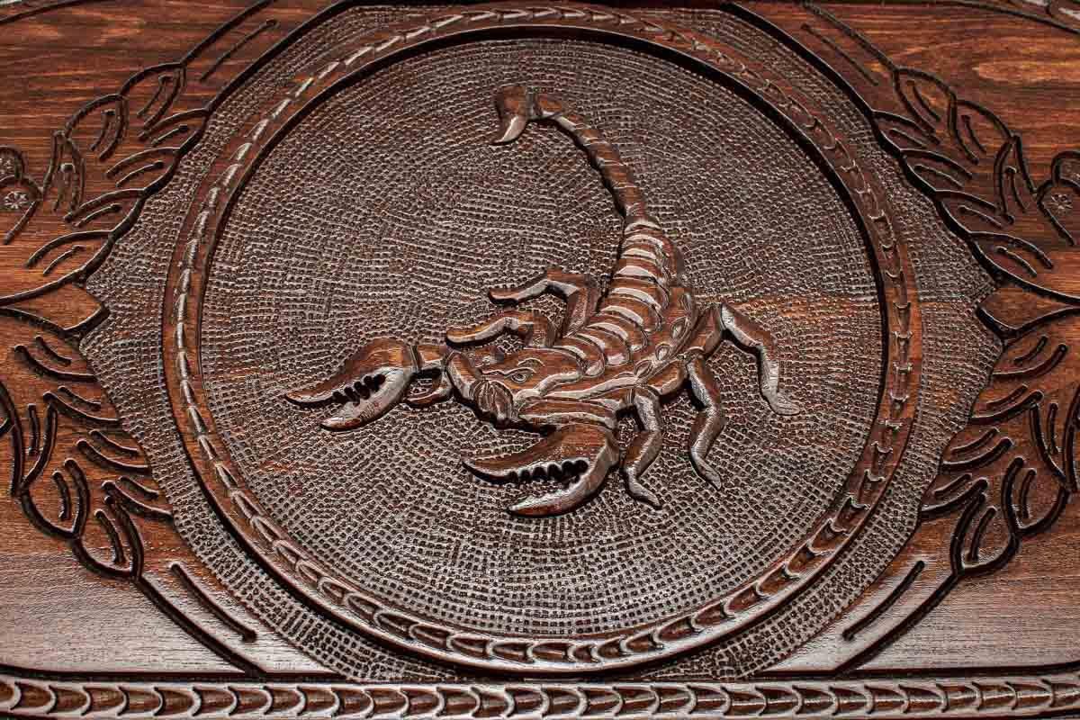 Scorpion backgammon carved detail