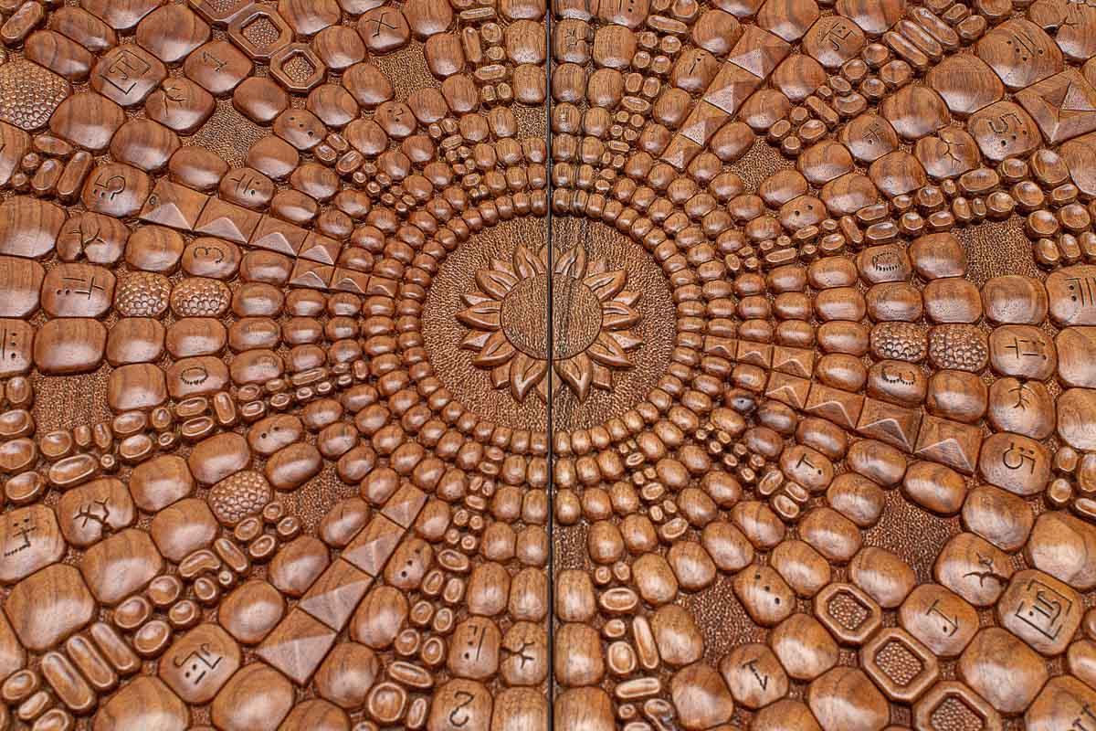 Detail of the central carved bloom