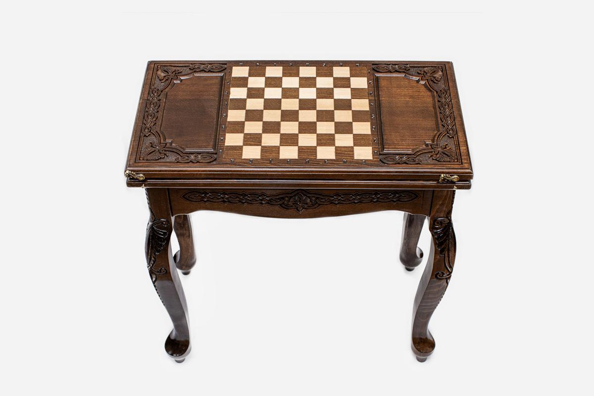 Scalloped chess and backgammon table opening to reveal the playing field