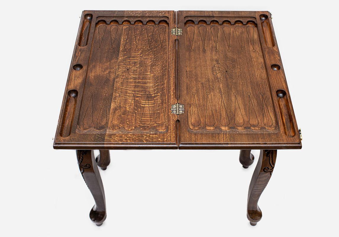 Backgammon playing field closed, straight front view showing the scalloped points