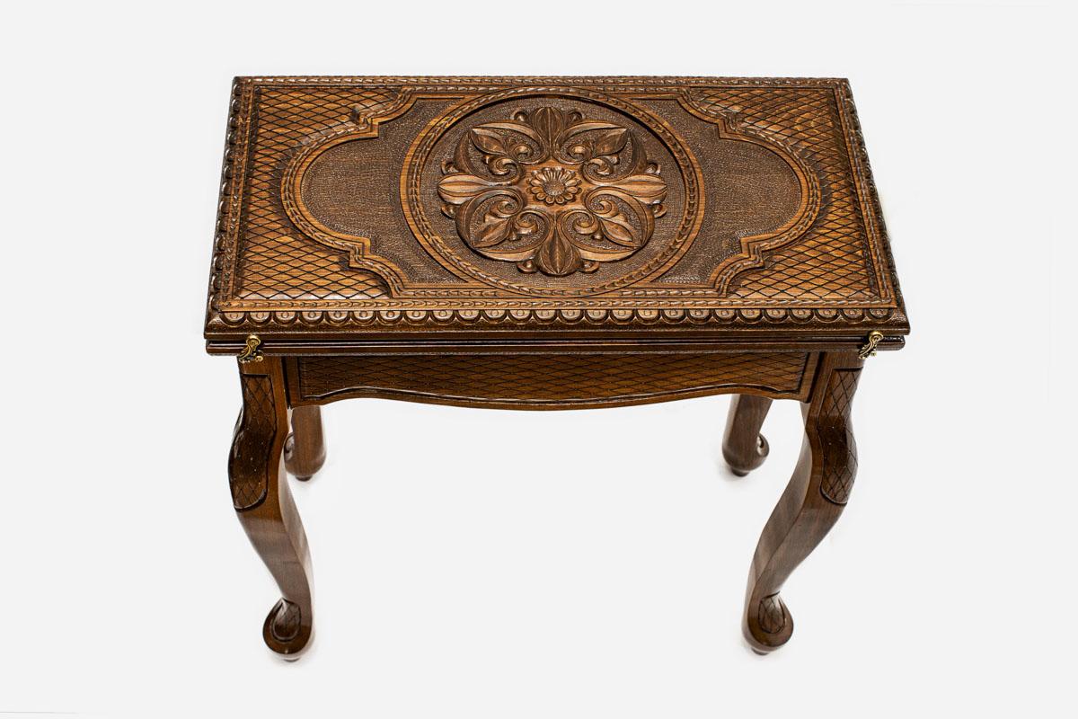 Floral ornament backgammon table closed, straight front view