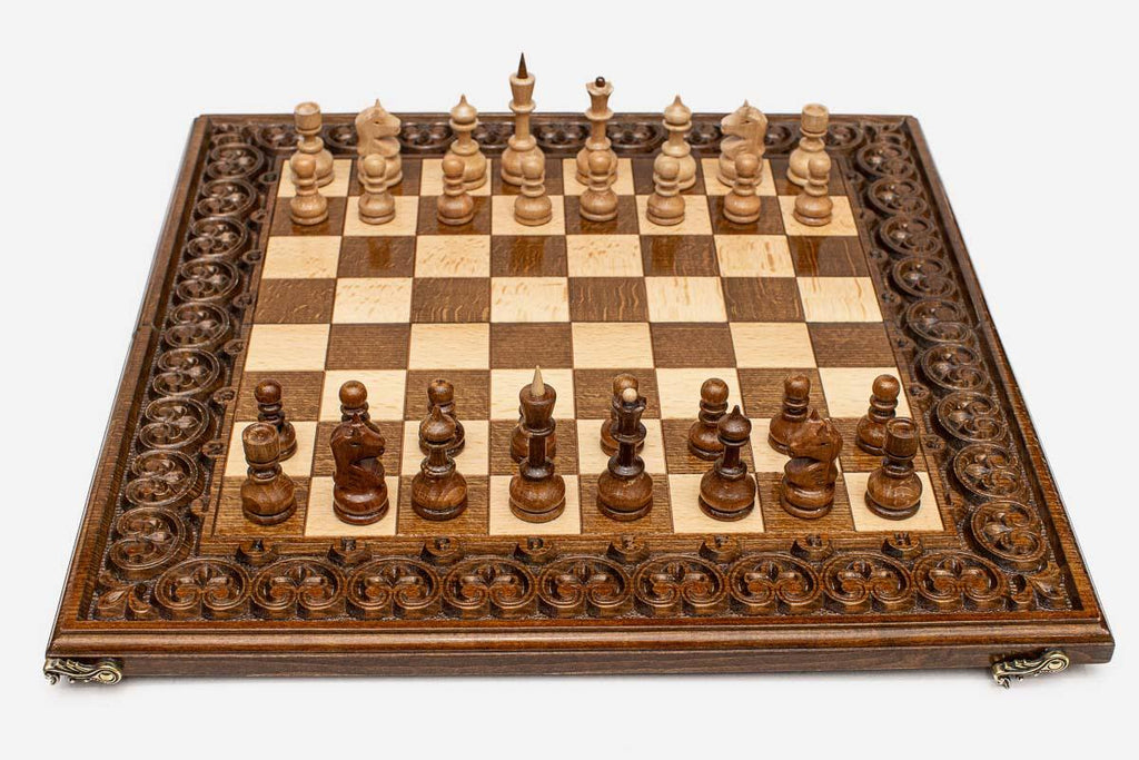 Carved chess set with 32 wooden pieces in beech and walnut