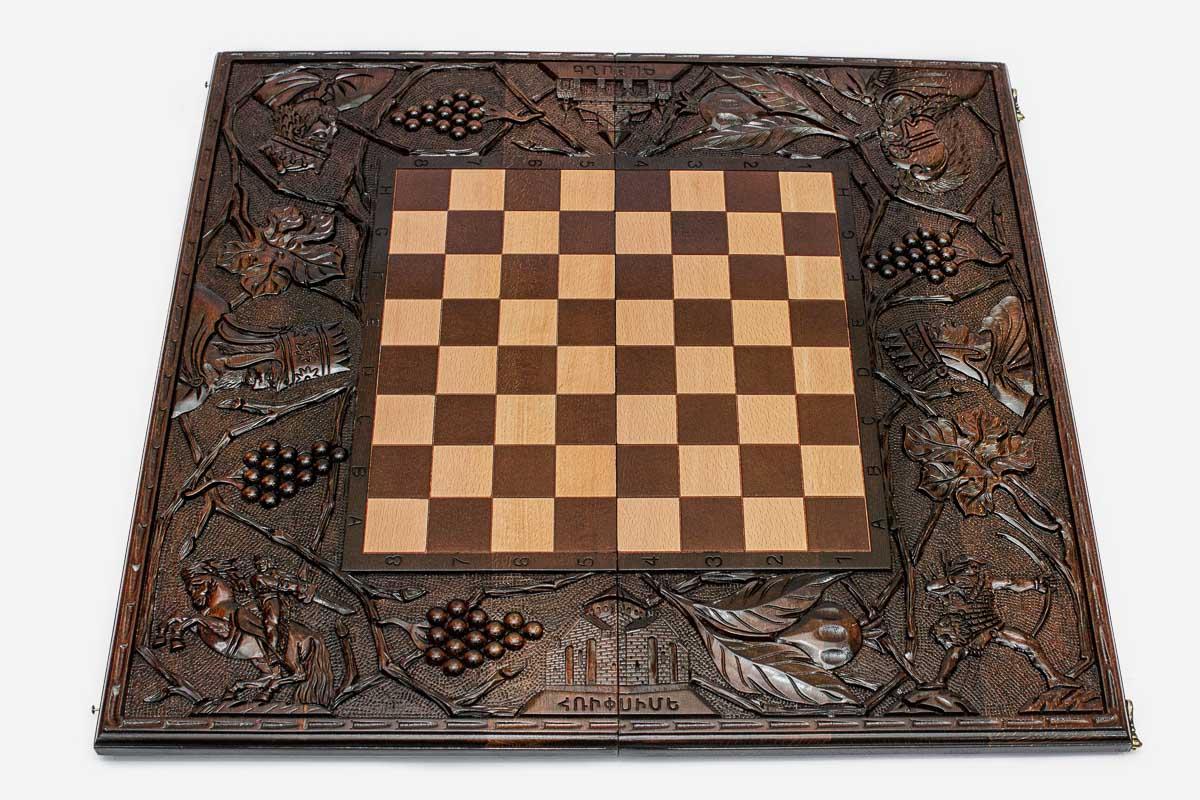 Luxury chess set with 32 wooden pieces in beech and walnut