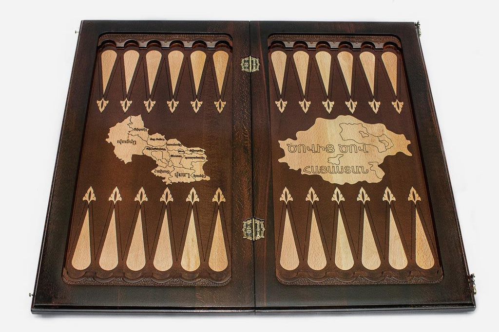 Kings chess set folded with bronze hinges and clasps