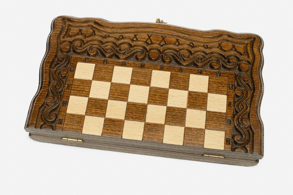 Travel ornament chess set with 32 wooden pieces and carrying bag