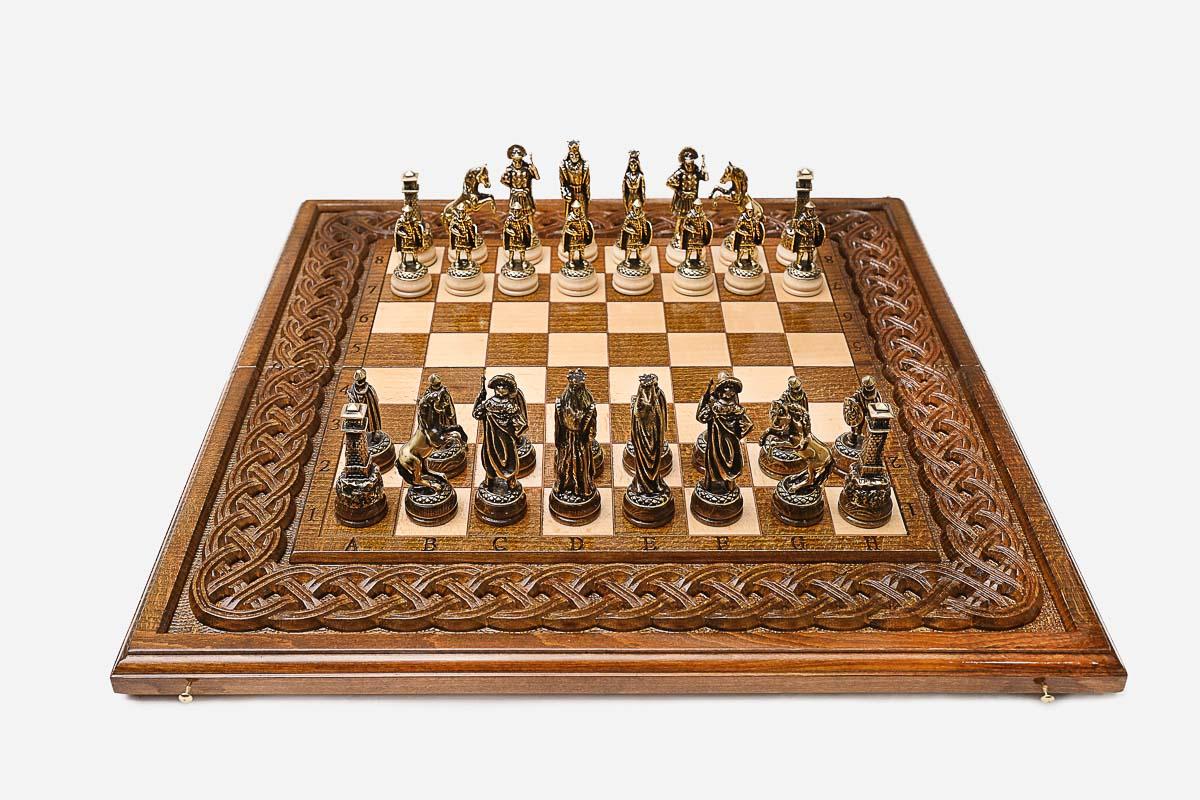Luxury chess set with carved rope border and bronze pieces