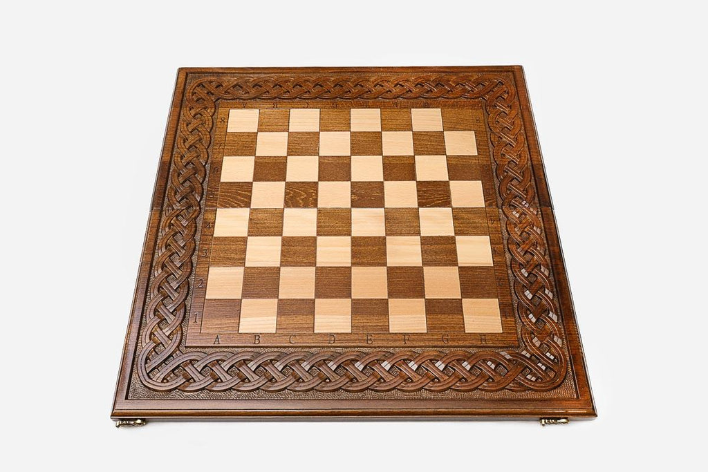 Rope coils carved around the wooden chessboard