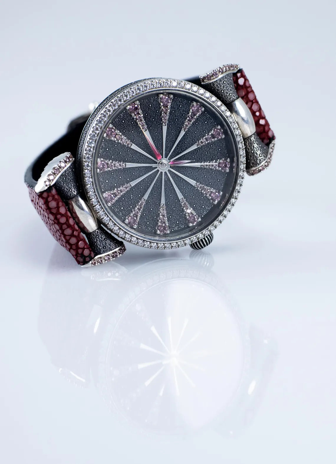 Luxury stingray leather strap wristwatch with antique silver design