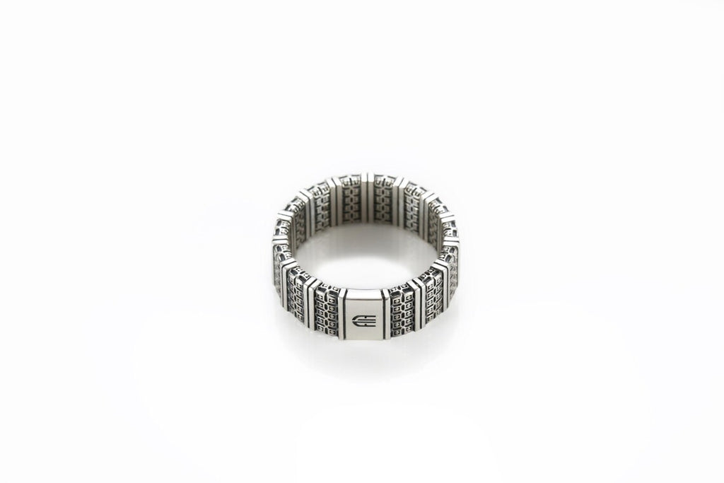 Gothic patterned statement ring in solid 925 silver