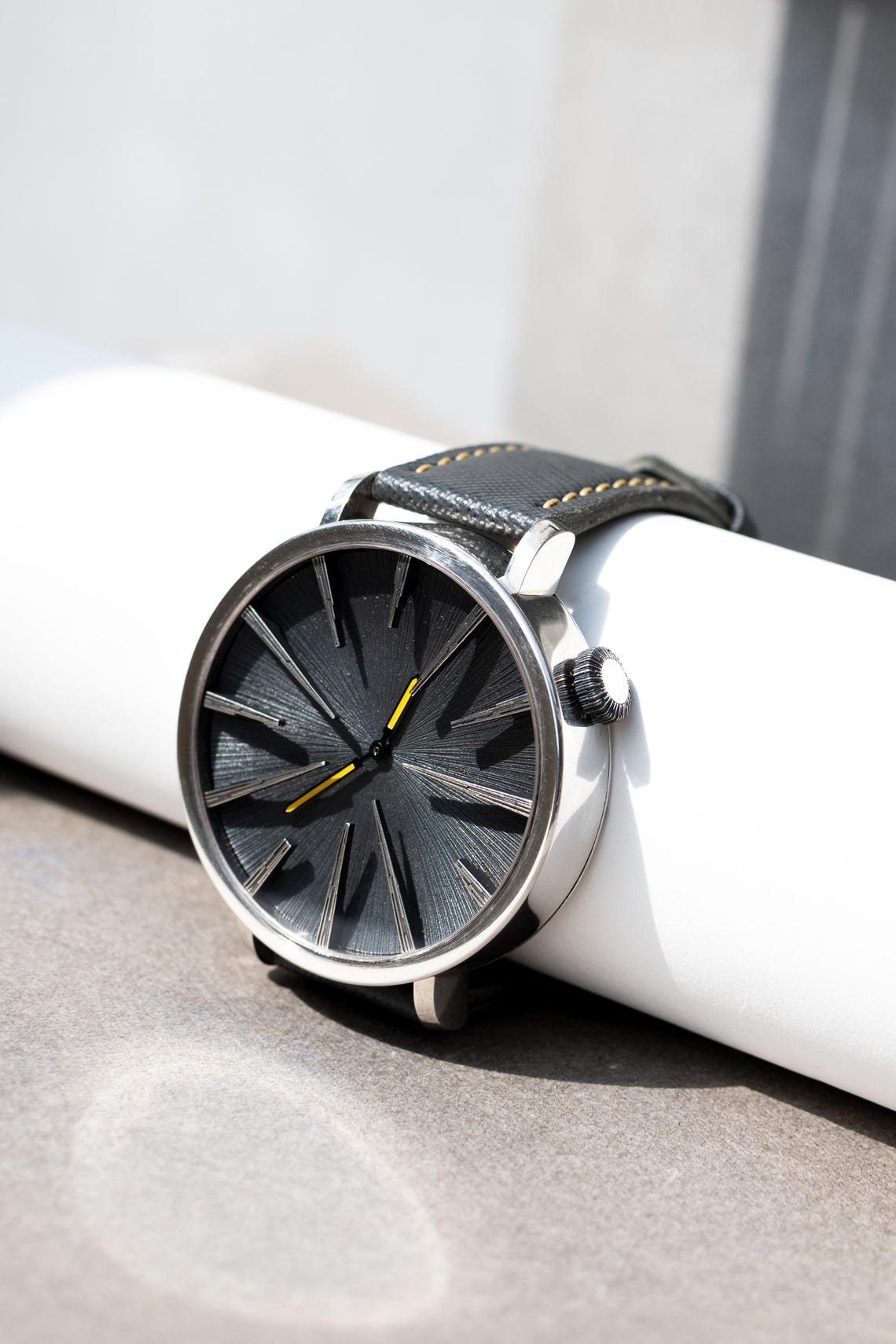 Minimalist Black Dial Men’s Wristwatch