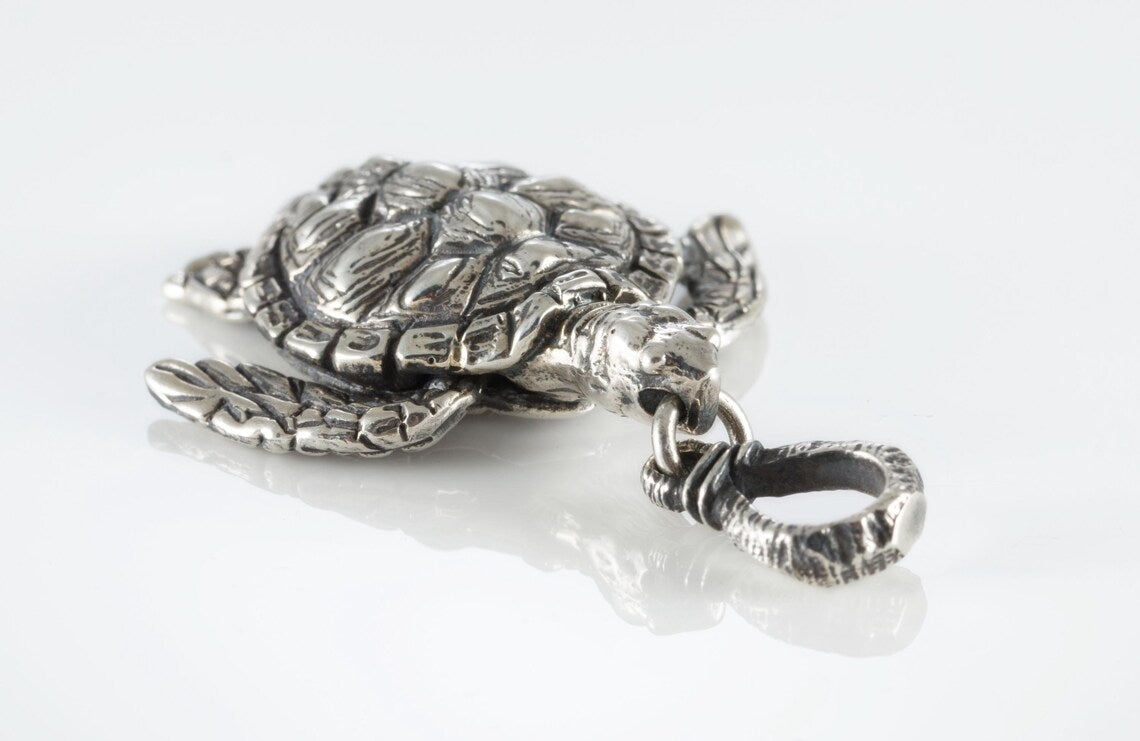 Sea turtle pendant with movable legs
