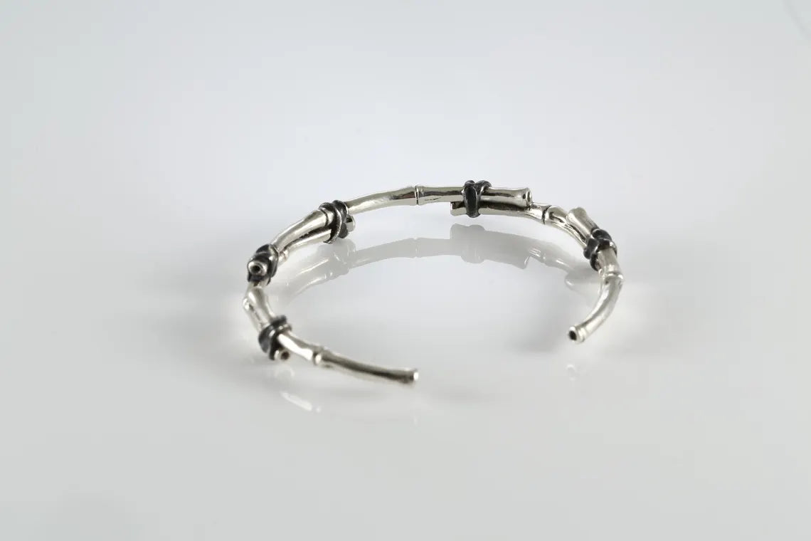 Adjustable silver ring inspired by bamboo
