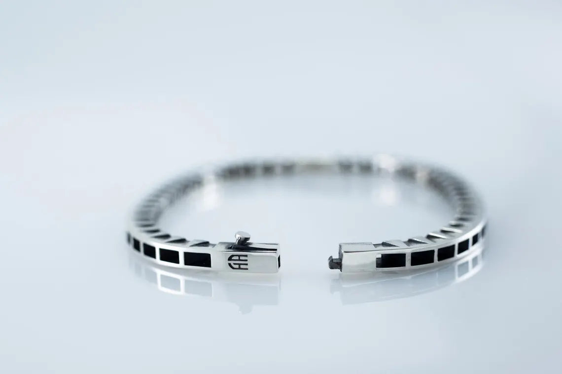 Geometric square sterling silver ring detail