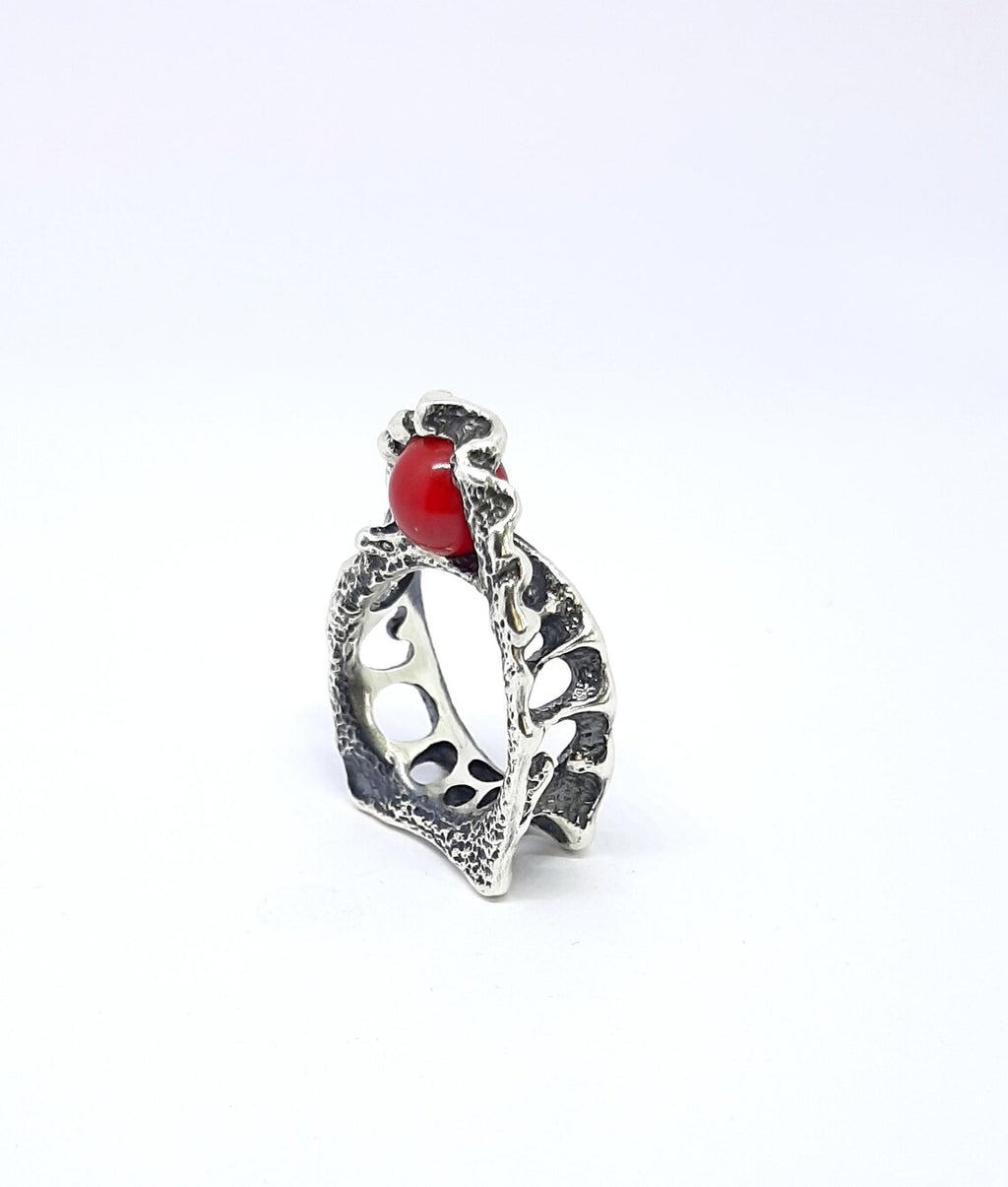 Sculptural DNA inspired statement ring in 925 silver