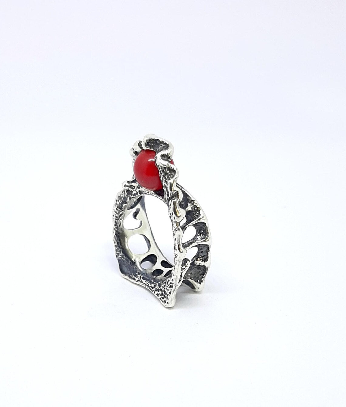 Sculptural DNA inspired statement ring in 925 silver