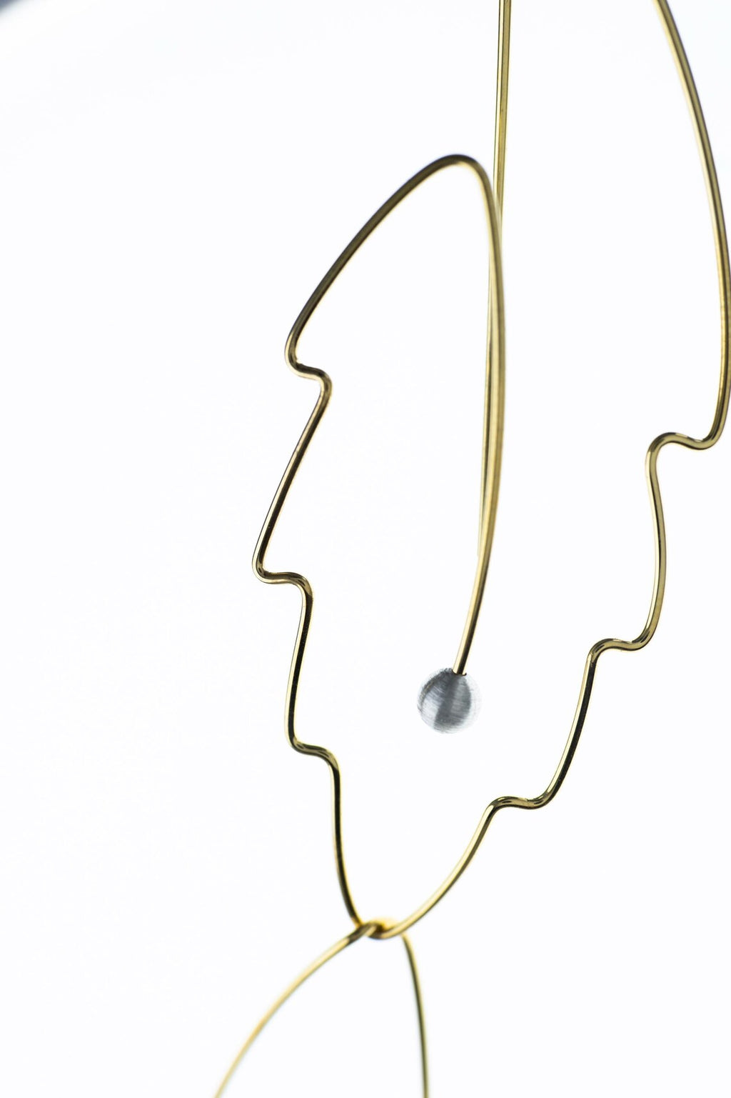 Minimalist botanical wire earrings featuring elegant pearl details