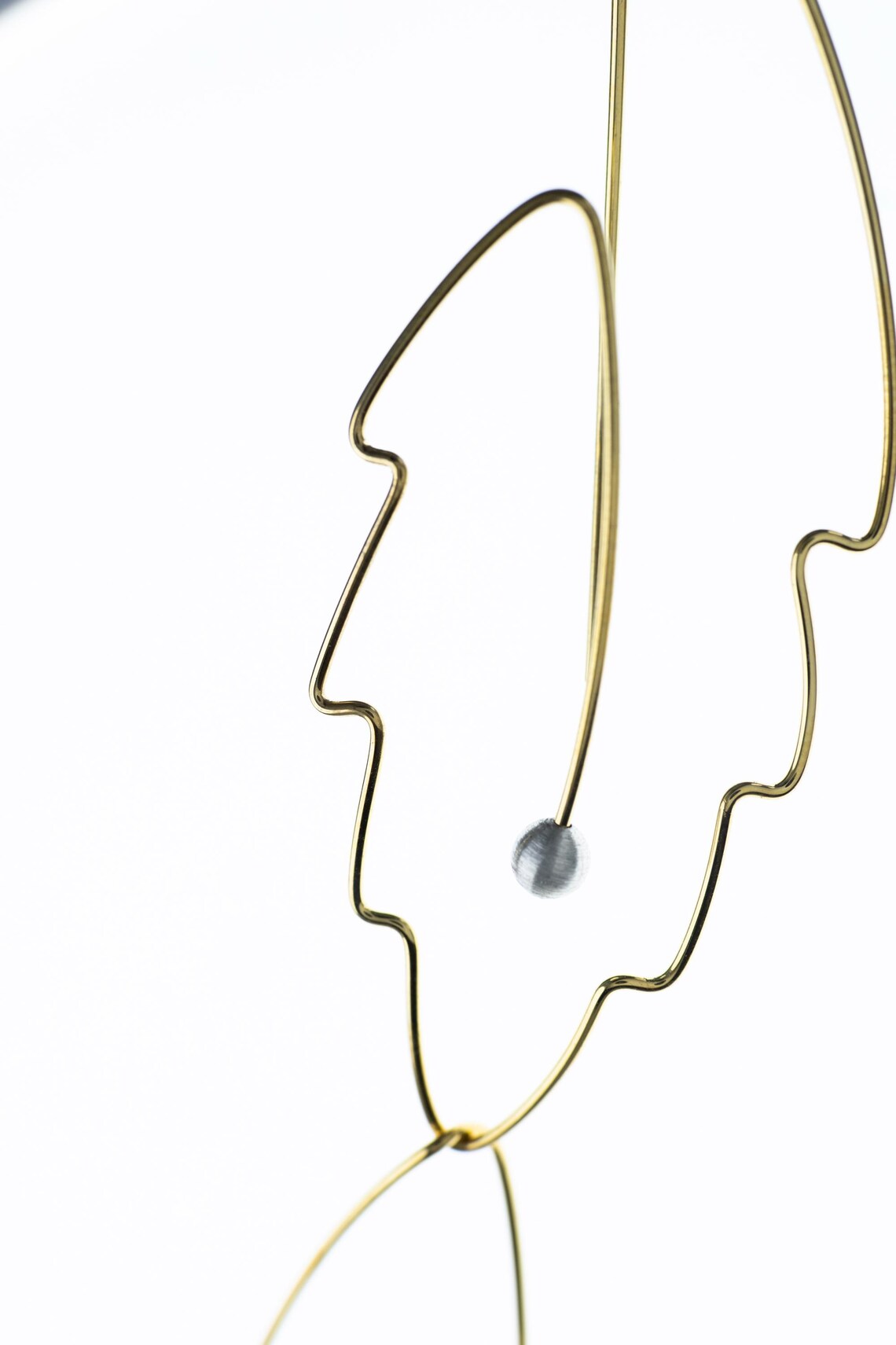 Minimalist botanical wire earrings featuring elegant pearl details