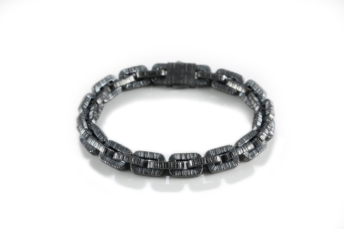 Heavy sterling silver anchor chain detail