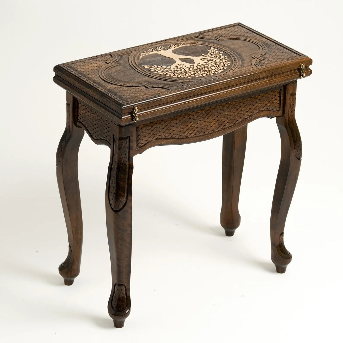 Side profile of the openwork chess table